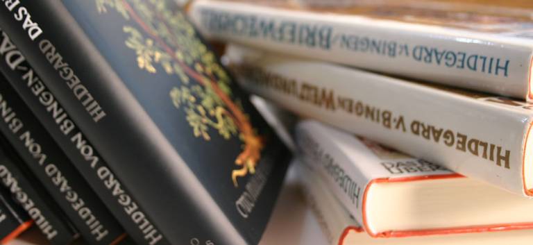 Hildegard von Bingen, Gesundheitszentrum, Aderlass, Massage, Fußreflexzonen, Ernährung, Dinkelbrot, Brotbacken, Kräutergarten