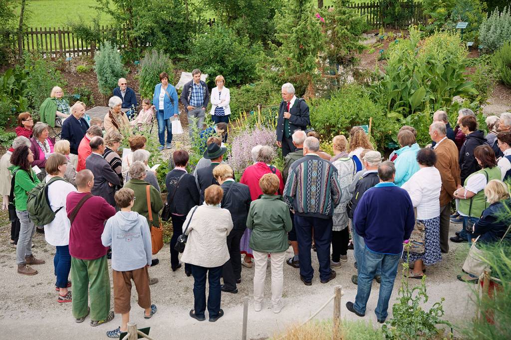 Hildegard von Bingen, Gesundheitszentrum, Aderlass, Massage, Fußreflexzonen, Ernährung, Dinkelbrot, Brotbacken, Kräutergarten