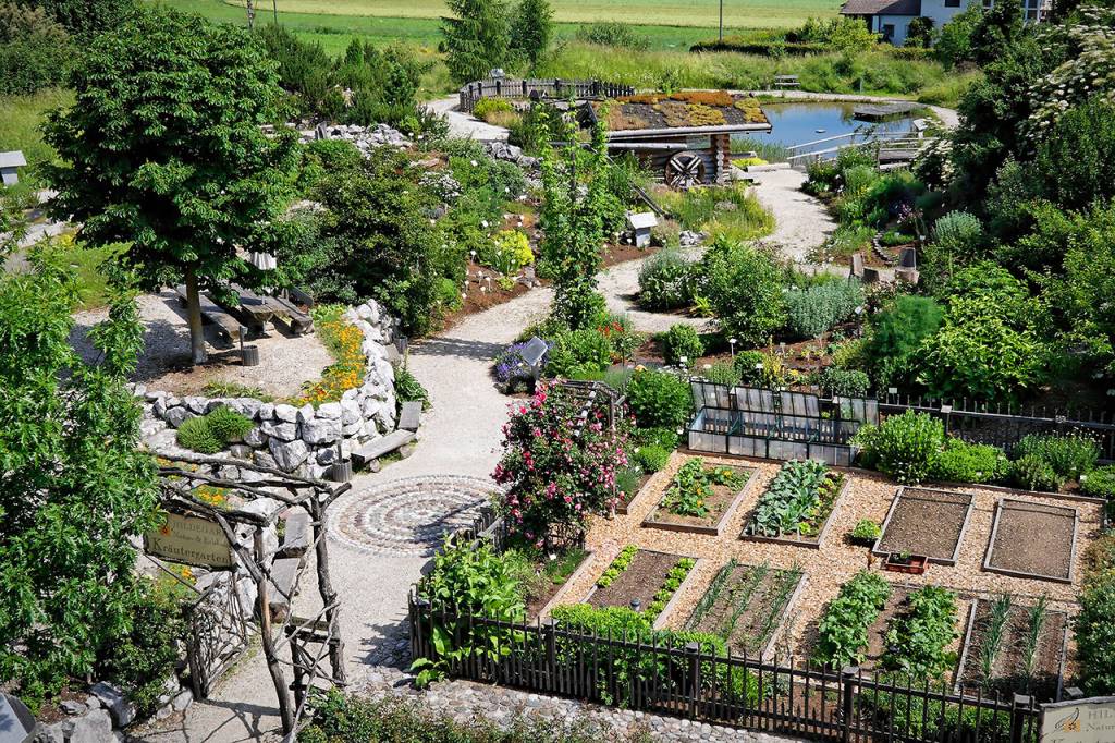 Hildegard von Bingen, Gesundheitszentrum, Aderlass, Massage, Fußreflexzonen, Ernährung, Dinkelbrot, Brotbacken, Kräutergarten
