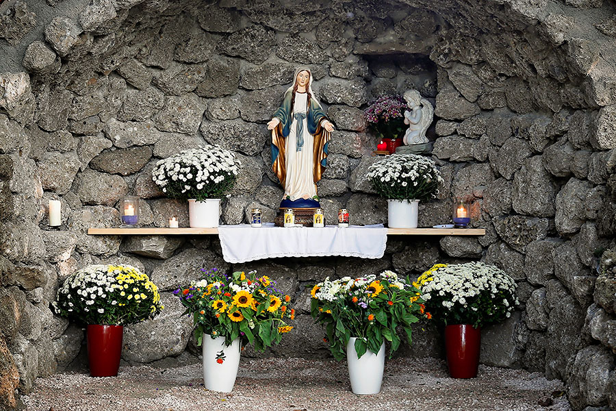 Hildegard von Bingen, Gesundheitszentrum, Aderlass, Massage, Fußreflexzonen, Ernährung, Dinkelbrot, Brotbacken, Kräutergarten